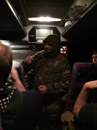 Marek jakožto muslimský terorista po vniknutí do autobusu...