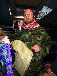 Já jakožto muslimský terorista po vniknutí do autobusu, ukázka obsahu jutového pytle...