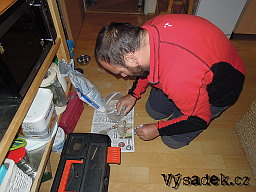 Marek ze sádry vyrábí výbušninu...